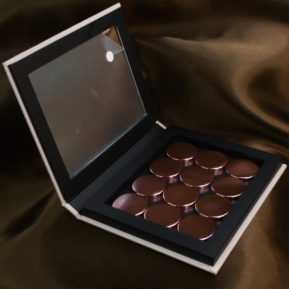 Magnetic palette for 12 eyeshadows - plum
